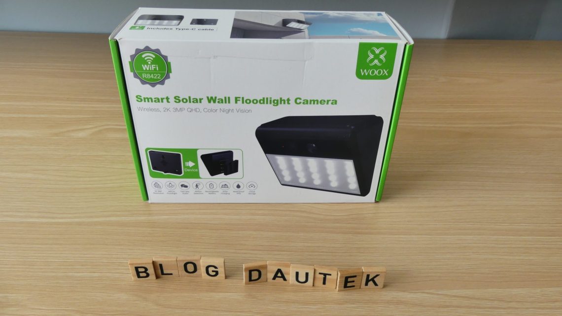 WOOX R8422 : La caméra WiFi solaire 2 en 1 qui surveille et éclaire sans fil